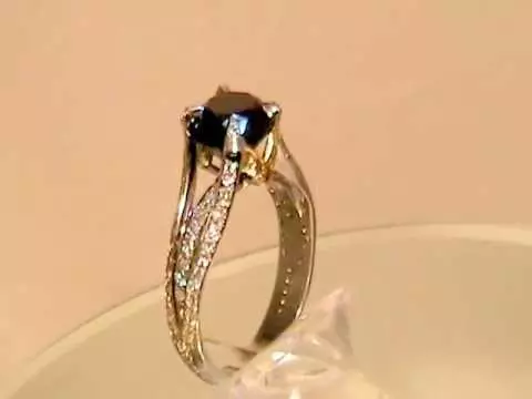 Ring mit schwarzem Diamant (51 Fotos): mit schwarzen und weißen Steinen, Ringspur mit großen Diamanten und Perlen 3162_6