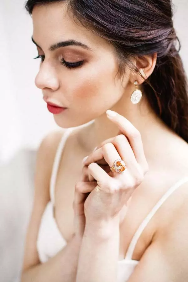 Златен прстен со камен (98 фотографии): Стилски женски модели со голема црна или луна 3166_10