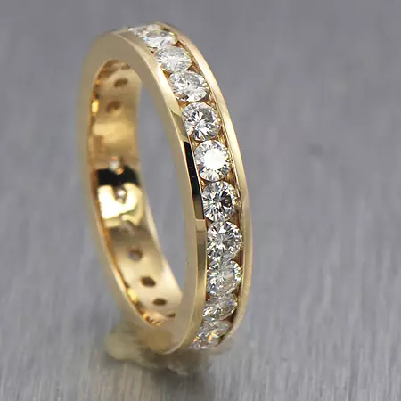 Златен пръстен с камък (98 снимки): Стилни женски модели с голям черен или лунен камък 3166_21