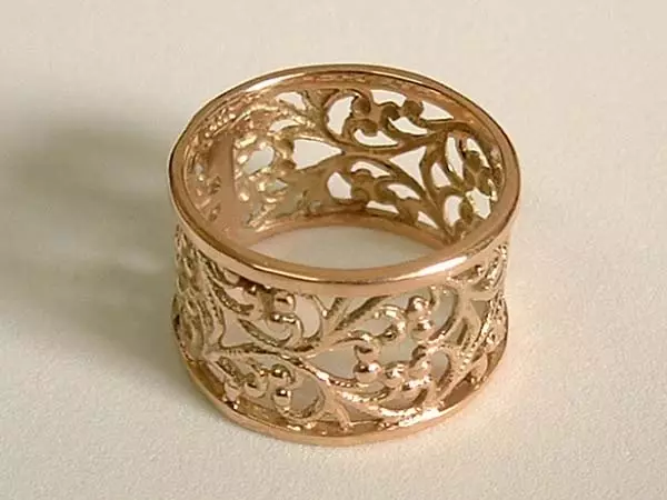 Zlatý prsten s kamenem (98 fotek): Stylové dámské modely s velkým černým nebo měsíčním kamenem 3166_22