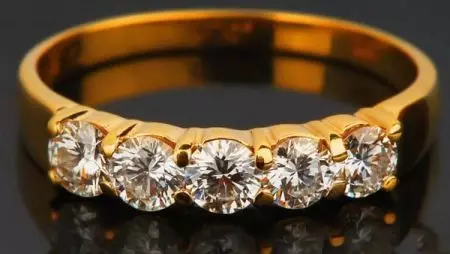 daş Gold ring (98 şəkil): böyük qara və ya moonstone ilə şık qadın modellər 3166_30