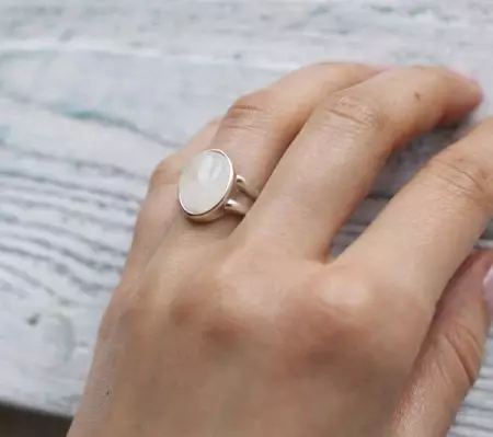 पत्थर के साथ सोने की अंगूठी (98 फोटो): स्टाइलिश महिला मॉडल बड़े काले या चंद्रमा के साथ मॉडल 3166_48