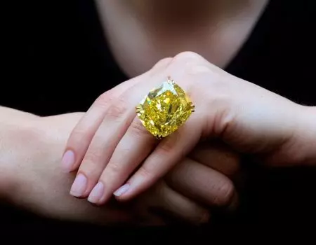 Cincin Emas dengan Batu (98 Foto): Model Wanita Bergaya dengan Big Black atau Moonstone 3166_69