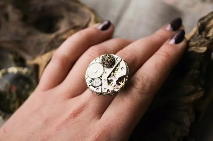 पत्थर के साथ सोने की अंगूठी (98 फोटो): स्टाइलिश महिला मॉडल बड़े काले या चंद्रमा के साथ मॉडल 3166_75