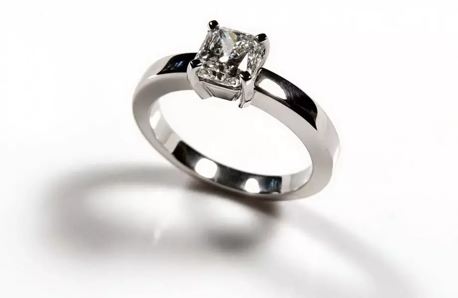 Esküvői gyűrűk kövekkel (50 fotók): Lehetséges, hogy egy női esküvői gyűrű fekete kövekkel egy körben 3167_11