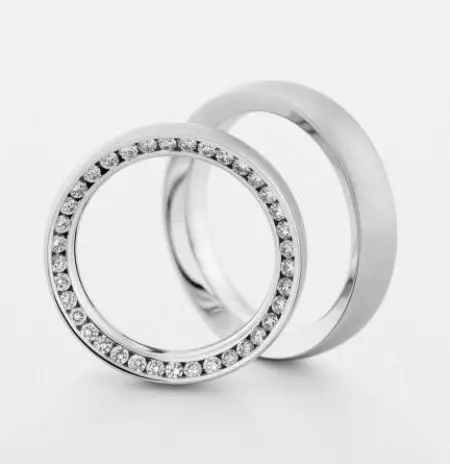 Aneis de matrimonio con pedras (50 fotos): é posible un anel de voda feminino con pedras negras nun círculo 3167_24