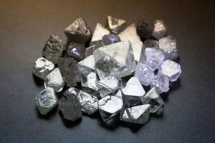 Pierścionek z dużym diamentem (51 zdjęć): ekskluzywne modele z dużymi bryłami 3168_3