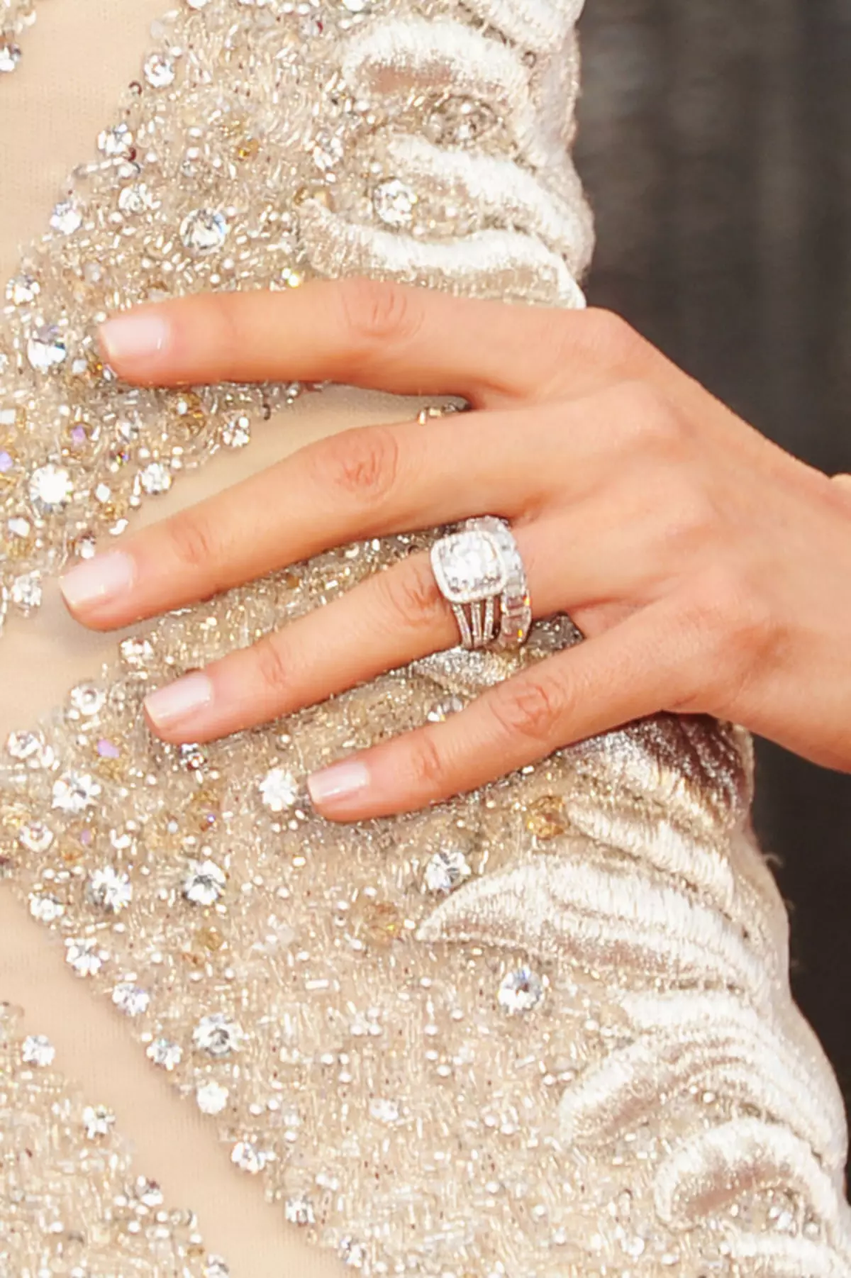 Ring dengan berlian besar (51 foto): model eksklusif dengan brilylands besar 3168_31