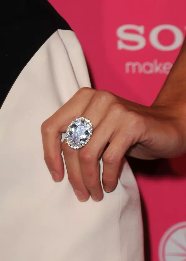 Ring dengan berlian besar (51 foto): model eksklusif dengan brilylands besar 3168_50