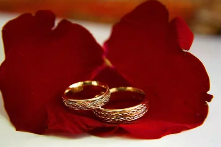 Golden Wedding Rings (110 mga larawan): Magkano ang mga produkto ay gawa sa dilaw na ginto ginintuang edad 3171_12