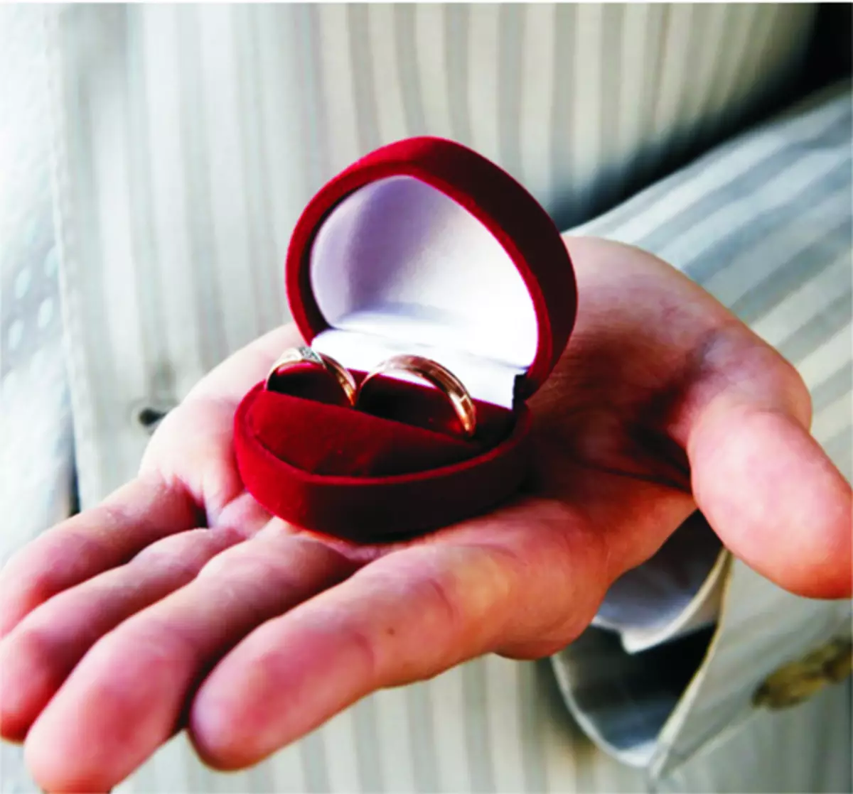 Кольцо в коробочке для предложения руки и сердца