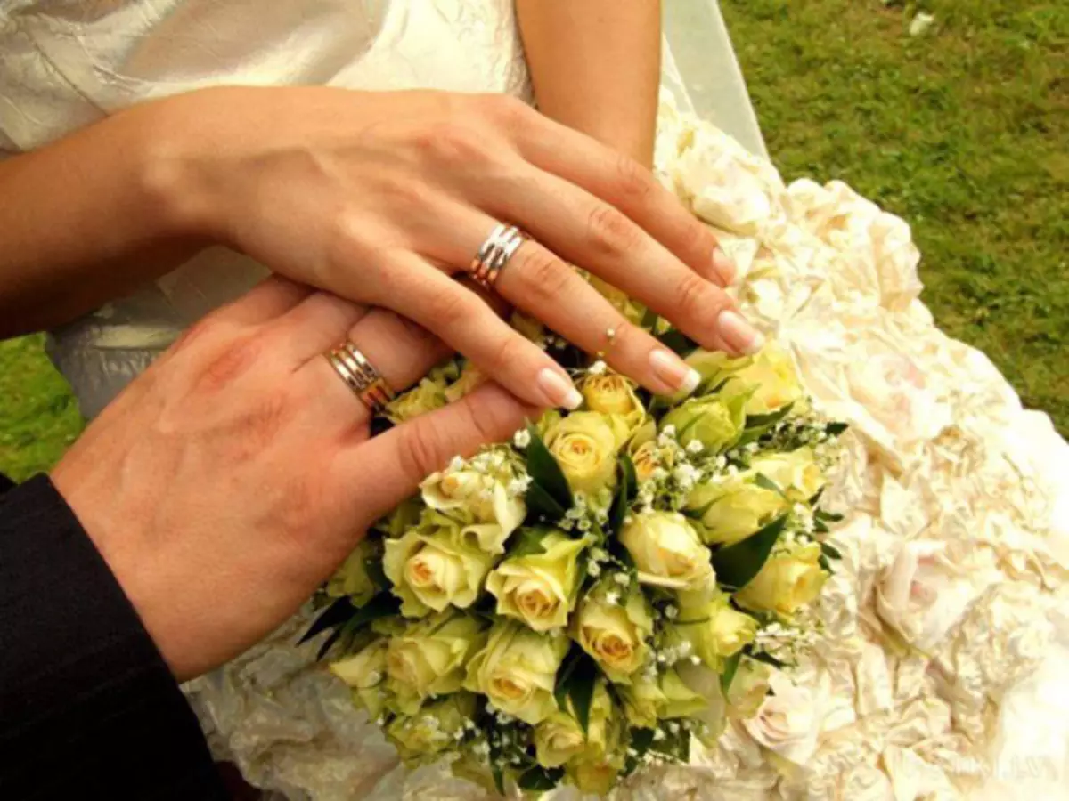 Златни венчални прстени (110 фотографии): Колку производи се направени од жолто златно златно доба 3171_14