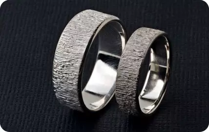 Designer Wedding Rings (66 bilder): Design av bröllopsparmodeller utan stenar och med stenar från världsmärken 3174_28