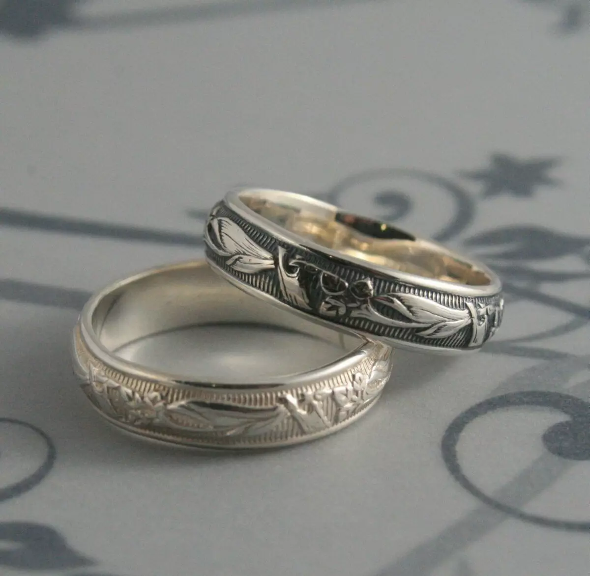 Designer Wedding Rings (66 fotoj): Dezajno de geedziĝaj paraj modeloj sen ŝtonoj kaj kun ŝtonoj de mondaj markoj 3174_31