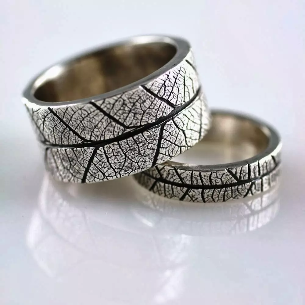 Dizajnerski vjenčani prstenovi (66 fotografija): Dizajn modela svadbenih par bez kamenja i sa kamenjem iz svjetskih brendova 3174_56