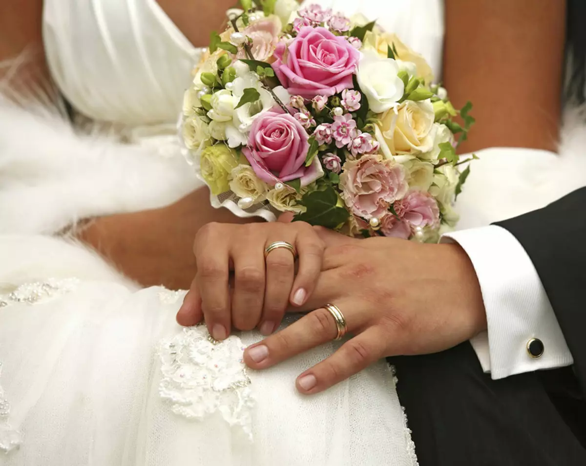 Double kāzu gredzeni (41 fotoattēli): sieviešu kāzu gredzens uz viena pirksta un citiem modeļiem 3177_3