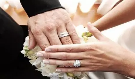 Двоструки венчани прстенови (41 фотографије): Женски венчани прстен на једном прсту и другим моделима 3177_41