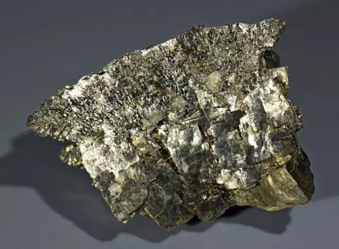 Marcazite (43 foto): Nama lain - Drip Silver dan Radiant Cchedan. Sifat Magic Marcasit, yang cocok, contoh perhiasan 3181_11