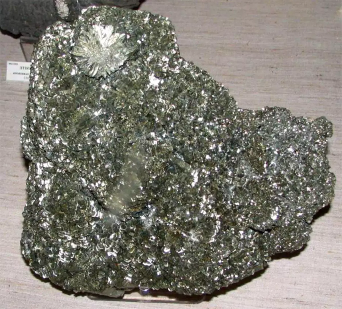 Marcazite（43写真）：その他の名前 - 銀と輝くCChedanを滴下します。宝石類の魔法の特性、宝石類の例 3181_15