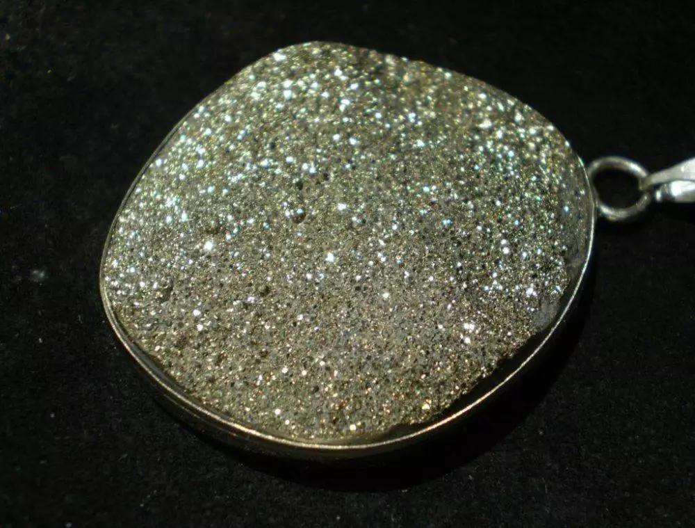 Marcazite (43 foto): Nama lain - Drip Silver dan Radiant Cchedan. Sifat Magic Marcasit, yang cocok, contoh perhiasan 3181_16