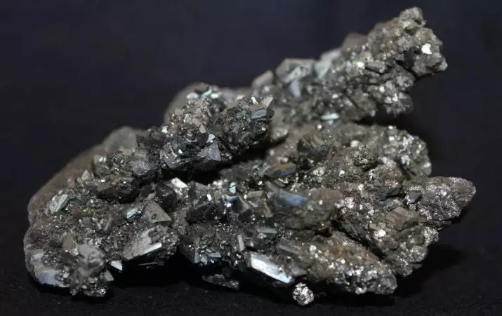 Marcazite (43 fotos): Outros nomes - goteo de prata e radiante CCHEDAN. Propiedades máxicas de Marcasit, que é adecuado, exemplos de xoias 3181_18