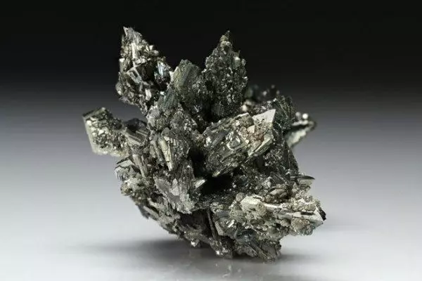 Marcazite (43 Foto): Nama lain - Drip Silver dan Radiant Cchedan. Sifat sihir Marcasit, yang sesuai, contoh perhiasan 3181_3