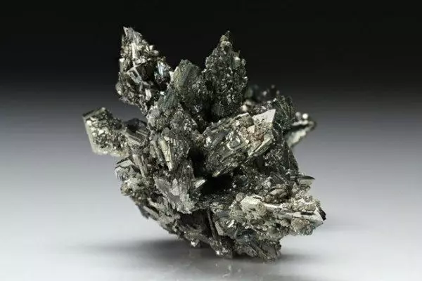 Marcazite (43 عکس): نور نومونه - قطره د سپينو زرو او radiant cchedan. د marcasit Magic مال، چې مناسب، د ګاڼو مثالونو 3181_3