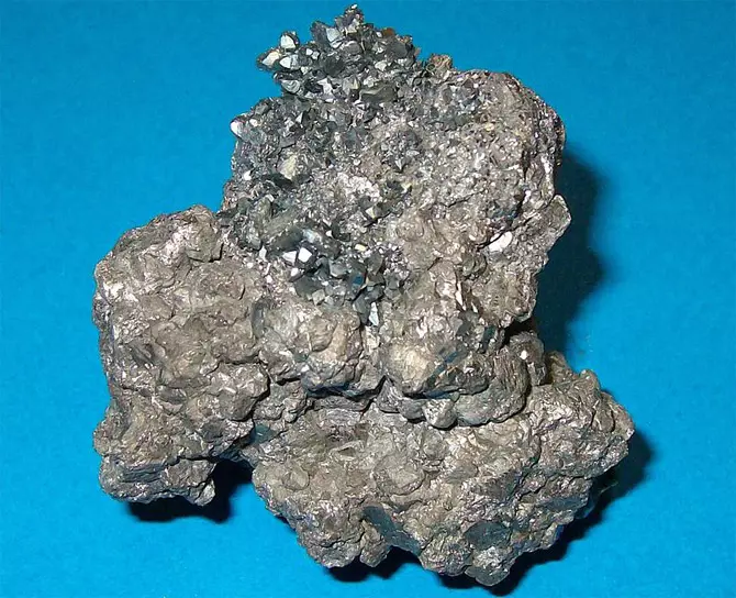 Marcazite (43 снимки): Други имена - капково сребро и лъчист cchedan. Магически свойства на маршас, който е подходящ, примери за бижута 3181_4