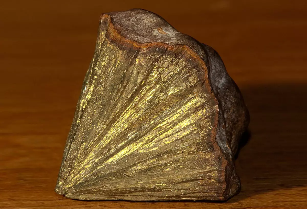 Marcazite (43 foto's): Ander name - drup silwer en stralende cchedan. Magic eienskappe van marcasit, wat geskik is, voorbeelde van juweliersware 3181_6