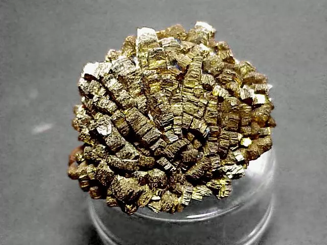 Marcazite (43 foto): Nama lain - Drip Silver dan Radiant Cchedan. Sifat Magic Marcasit, yang cocok, contoh perhiasan 3181_8