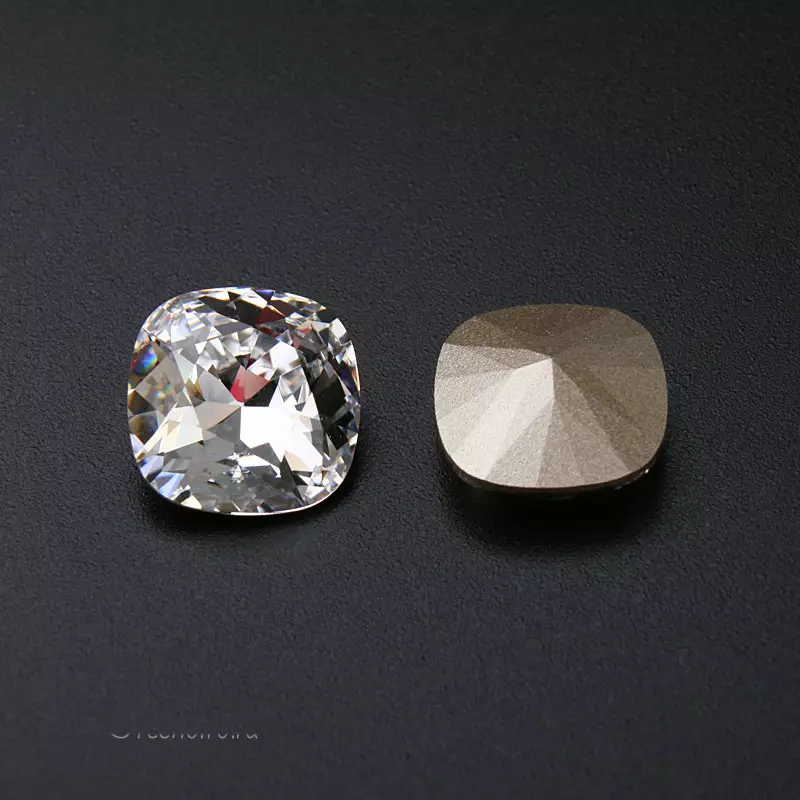 Sofos supjaustyti (18 nuotraukų): Kas tai yra? Deimantai ir kiti akmenys sofos. Forma 