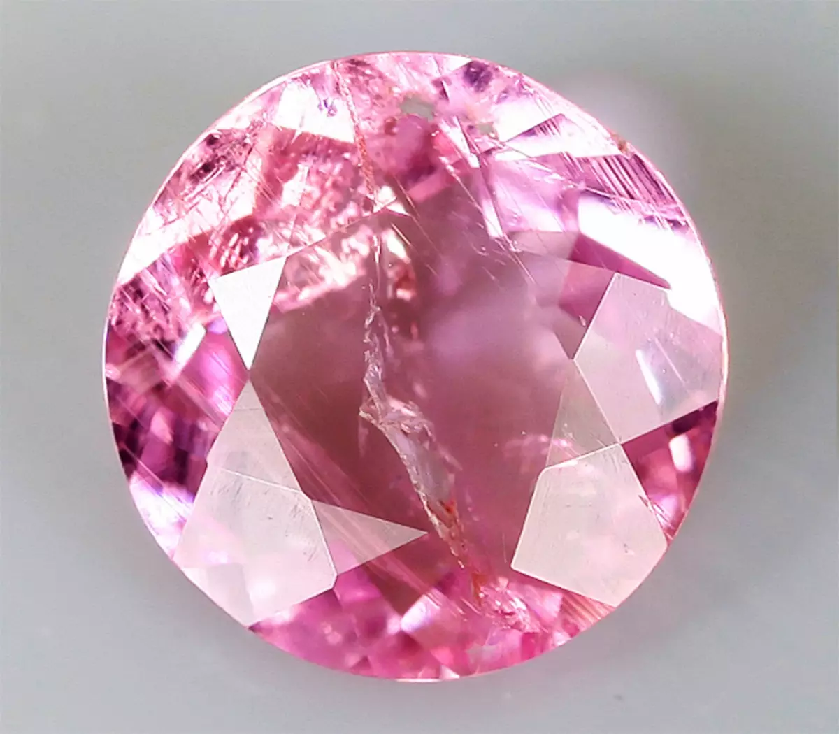 Розовые самоцветы. Топаз розовый полудрагоценный камень. Пинк топаз. Розовый топаз ограненный. Пинк топаз камень.