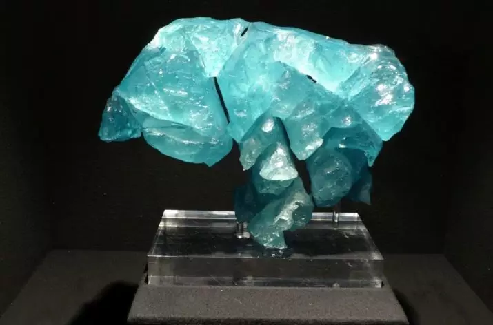 Topaz (35 foto's): stenen eigenschappen. Welke soorten en kleuren van het mineraal zijn? De waarde van de topaas voor een persoon. Hoe ziet hij eruit? 3183_6