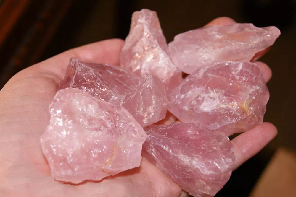 Pink Stones (51 fotografij): imena dragocenih, poldragih in raznolikih kamnov rožnate barve. Njihova uporaba pri proizvodnji nakita 3186_10
