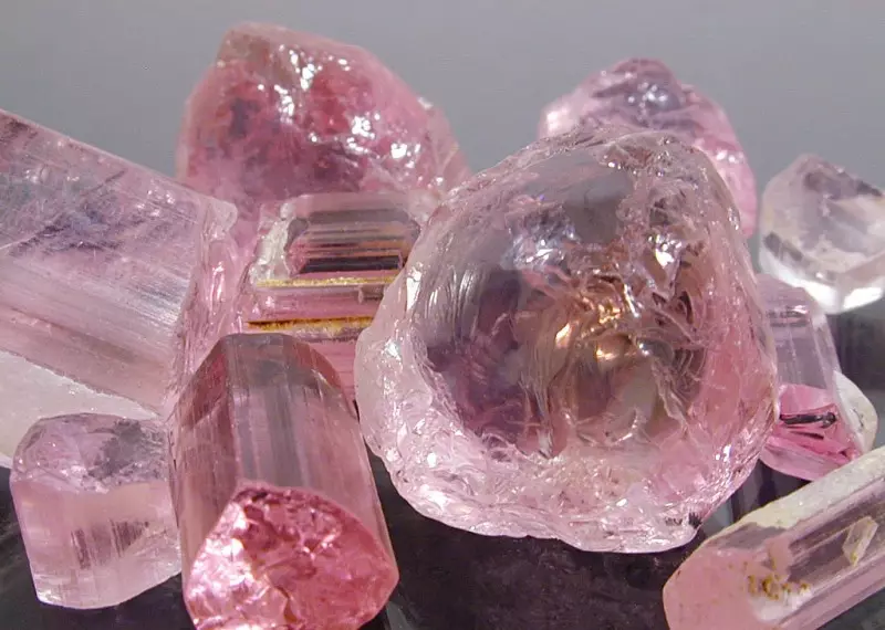 Roze stenen (51 foto's): de namen van kostbare, semi-kostbare en diverse stenen van roze kleur. Hun gebruik bij de vervaardiging van sieraden 3186_14