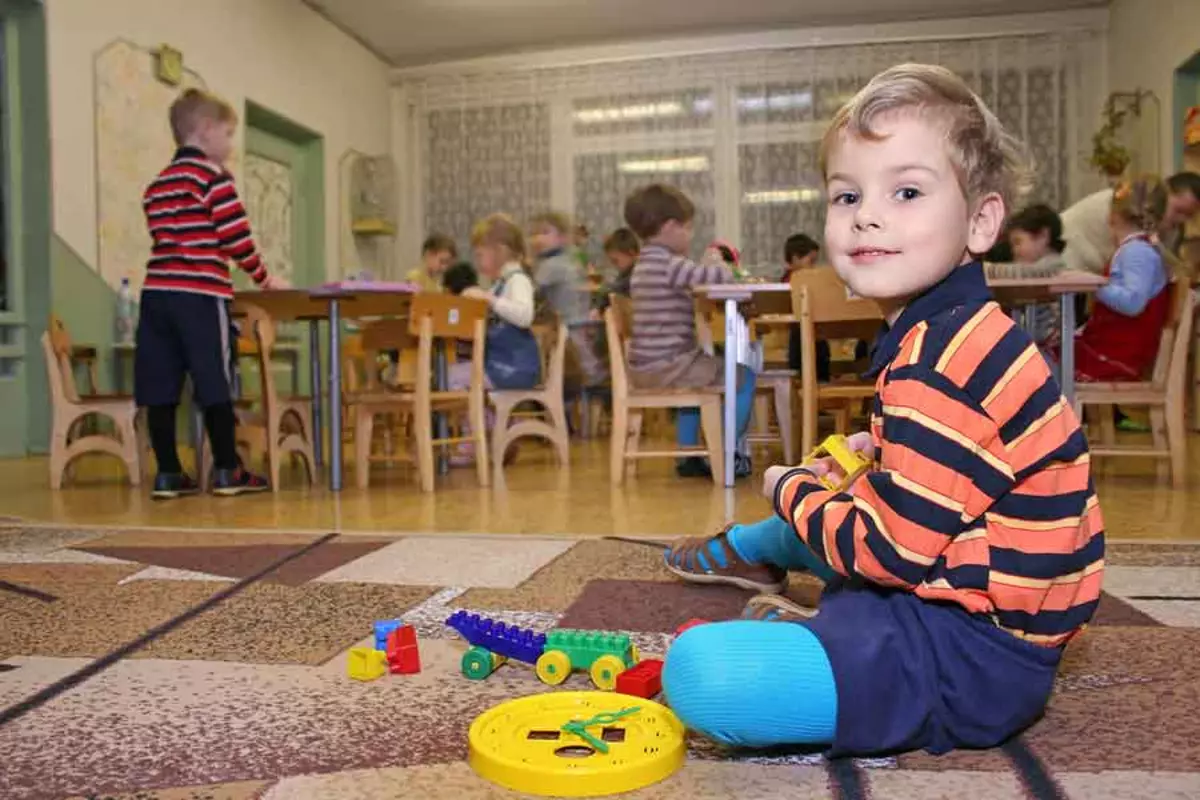 Vaaleanpunaiset kivet (51 valokuvat): vaaleanpunaisen värin arvokkaita, puoliksi arvokkaita ja monipuolisia kiviä. Niiden käyttö korujen valmistuksessa 3186_21