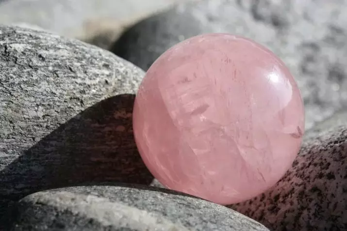 Vaaleanpunaiset kivet (51 valokuvat): vaaleanpunaisen värin arvokkaita, puoliksi arvokkaita ja monipuolisia kiviä. Niiden käyttö korujen valmistuksessa 3186_24