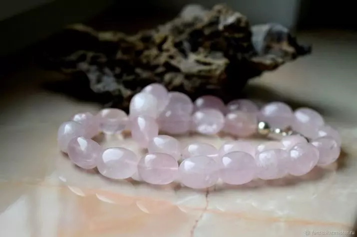 Pedras cor de rosa (51 fotos): os nomes de pedras preciosas, semipreciosas e diversas de cor rosa. Seu uso na fabricação de jóias 3186_36