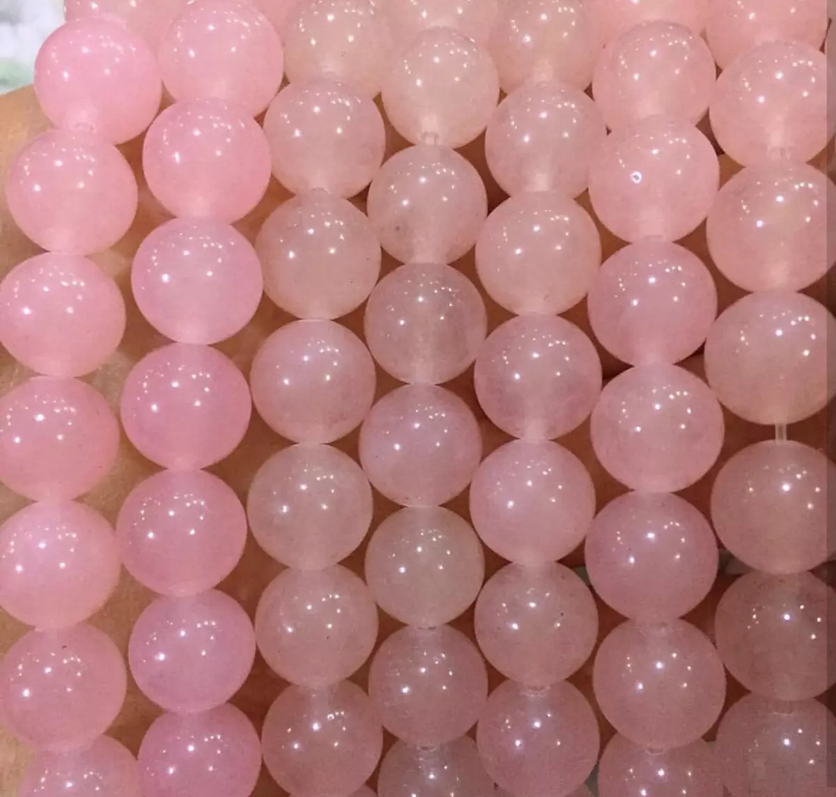 Vaaleanpunaiset kivet (51 valokuvat): vaaleanpunaisen värin arvokkaita, puoliksi arvokkaita ja monipuolisia kiviä. Niiden käyttö korujen valmistuksessa 3186_50