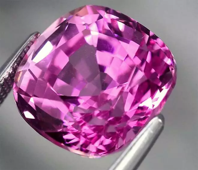 ピンクの石（51写真）：貴重な、半貴重で多様なピンク色の範囲の名前。ジュエリーの製造における彼らの使用 3186_6