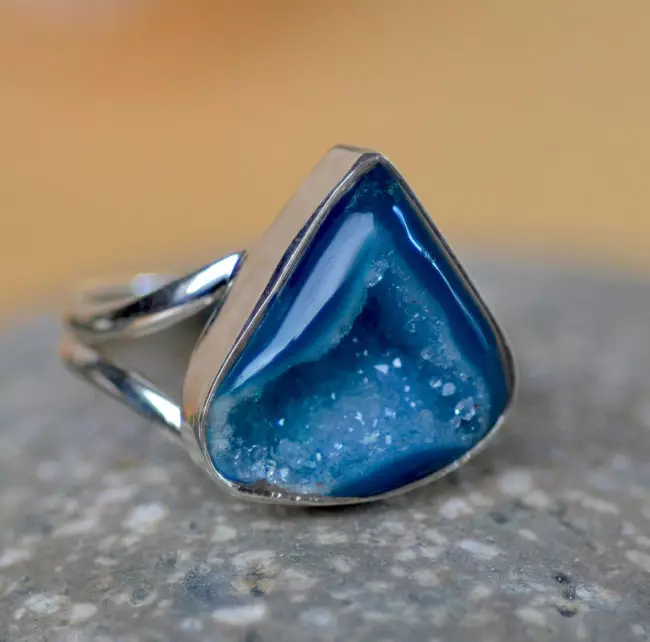 Камни нептуна. Голубой агат камень. Синий агат камень. Голубой агат магические. Синий агат цвет камня.