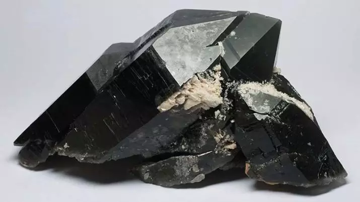 Batu hitam (34 foto): nama-nama batu yang berharga, semi-berharga dan pelbagai hitam. Penggunaannya dalam pembuatan perhiasan 3193_20