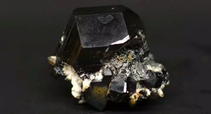 Batu hitam (34 foto): nama-nama batu yang berharga, semi-berharga dan pelbagai hitam. Penggunaannya dalam pembuatan perhiasan 3193_21