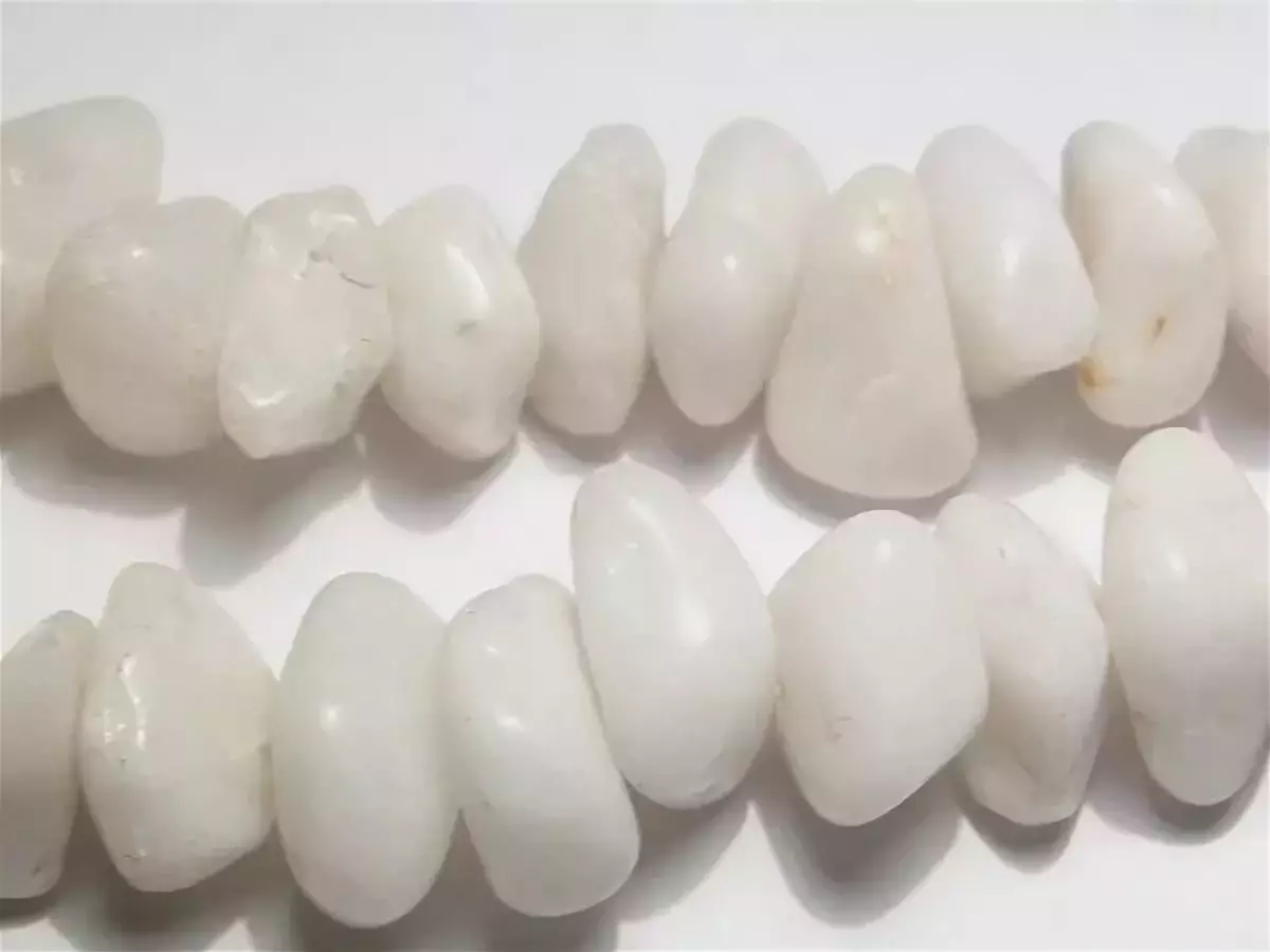 อาเกตสีขาว (30 ภาพ): เวทมนตร์การรักษาและคุณสมบัติอื่น ๆ ของ Milk Stone มันพอดีกับใคร 3194_19