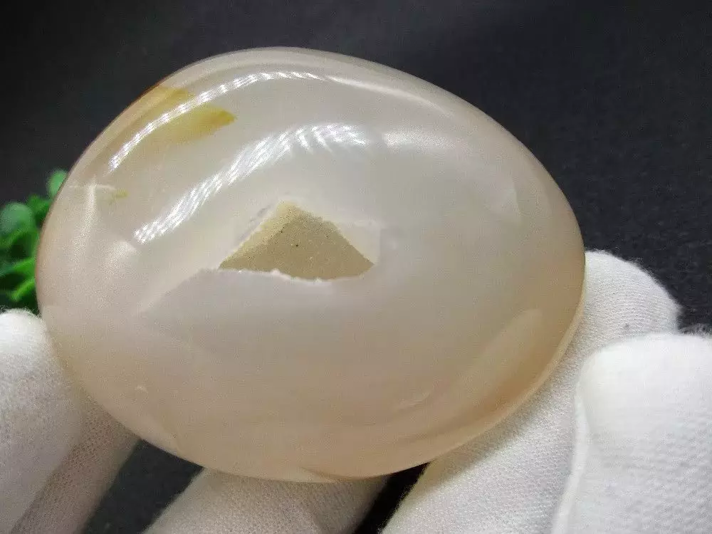 לבן Agate (30 תמונות): קסם, טיפולית ותכונות אחרות של אבן חלב. מי זה מתאים? 3194_20