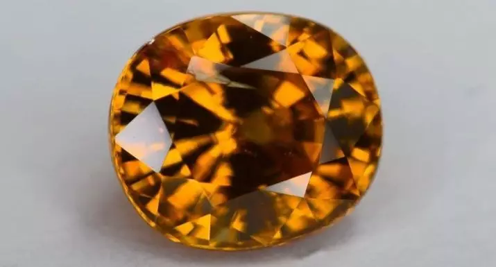 Zircon (35 foto): Apakah batu berharga? Apa perbedaan antara zirkon dan zirkonia? Fitur perhiasan. Properti batu 3196_12