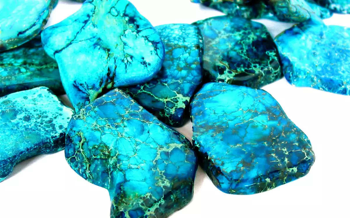 Blue Stones (32 รูป): ชื่อและคำอธิบายของหินที่มีค่ากึ่งมีค่าและหลากหลายสีน้ำเงินเข้มและสีฟ้าอ่อน 3199_18