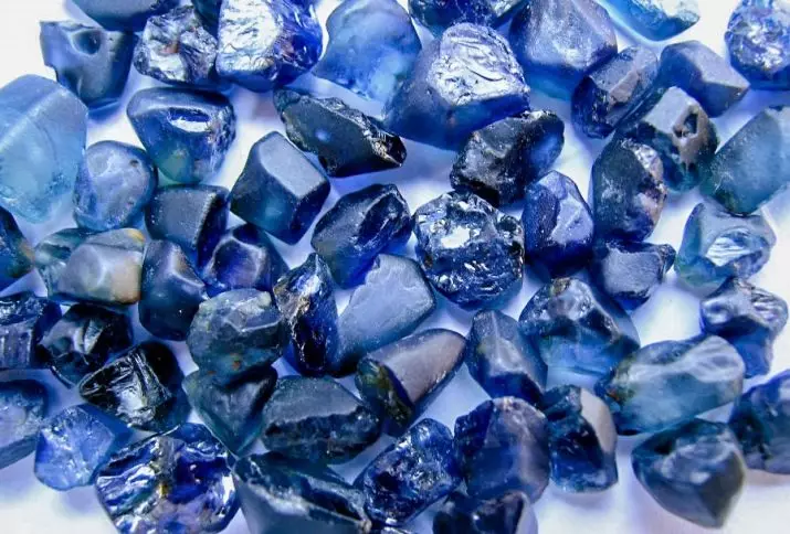 Blue Stones (32 mga larawan): Mga pamagat at mga paglalarawan ng mahalagang, semi-mahalagang at magkakaibang mga bato ng madilim na asul at mapusyaw na asul 3199_2