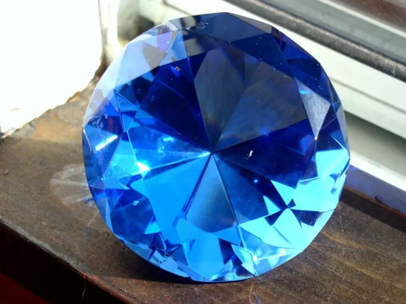 ლურჯი ქვები (32 ფოტო): ძვირფასი, ნახევრად ძვირფასი და მრავალფეროვანი ქვები ბნელ ლურჯი და ღია ცის ქვეშ 3199_7