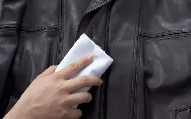 Comment lisser une veste en cuir à la maison? Comment caresser une veste de menthe? Est-il possible de se débarrasser des plis à l'aide du fer à repasser? 319_19